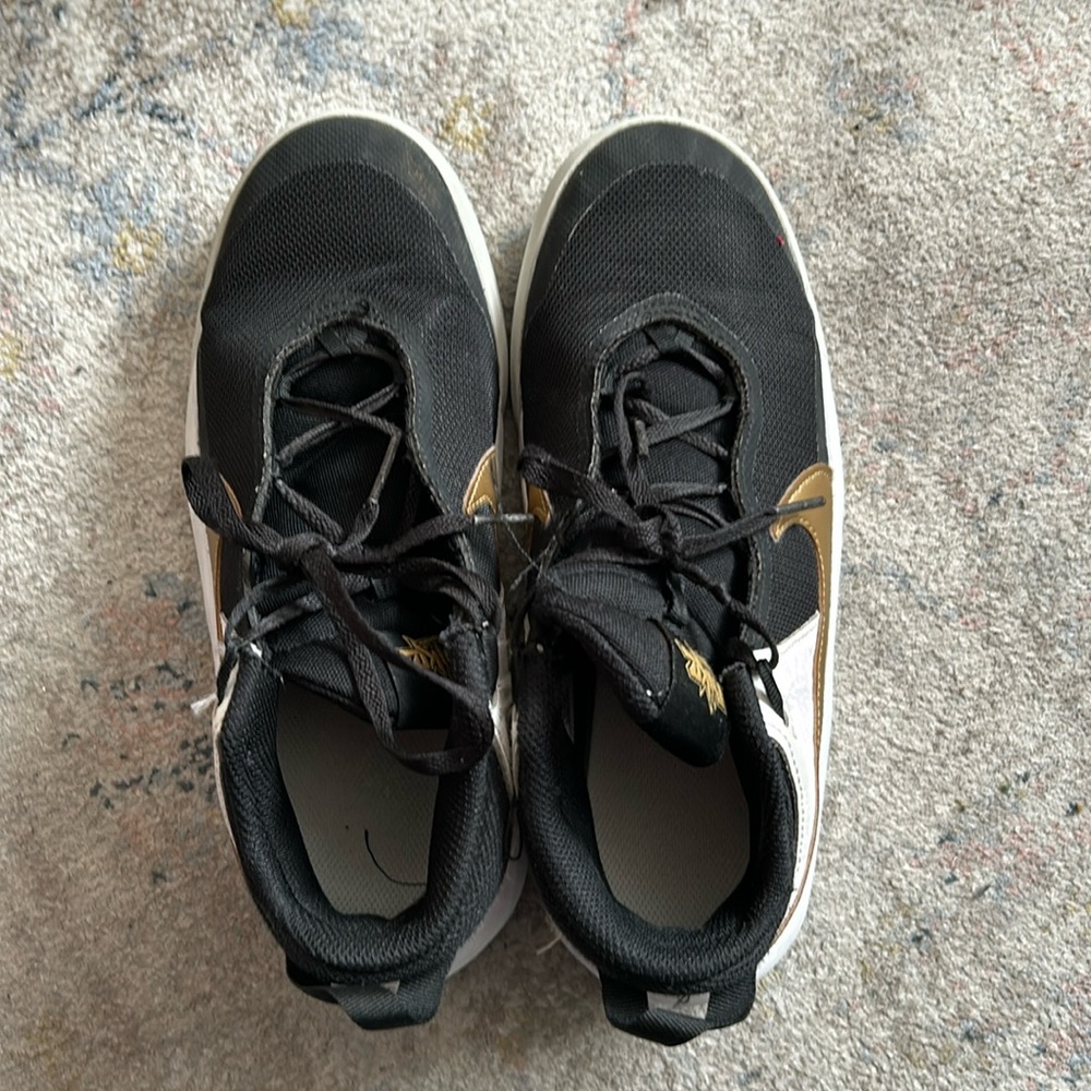Nike bball sneakers-big kids